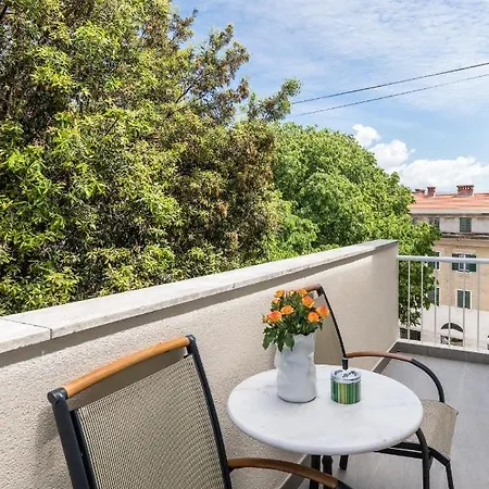 Down Town Apartment Split