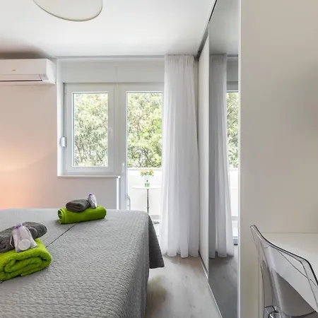 Down Town Apartment Split
